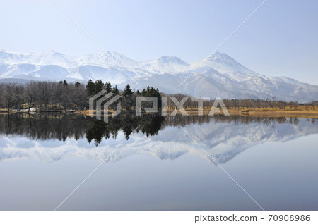 知床山脈，積雪反射在湖面（北海道知床） 70908986