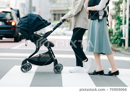 Couples / babies / child-rearing families pushing a stroller and walking on a pedestrian crossing 70909066