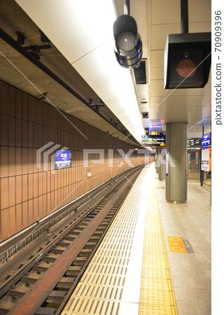Keihan Railway Naniwabashi Station Platform Keihan Railway Naniwabashi Station Platform 70909396