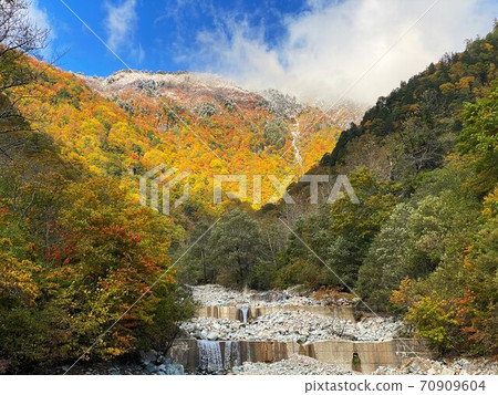 山頂的冬天，山腳的秋天，冬天似乎可以到達的秋天 70909604