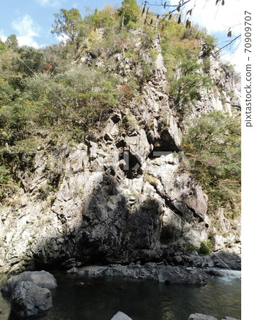 在長門京阿布川千陵北口升起的懸崖 在長門京阿布川千陵北口升起的懸崖 70909707