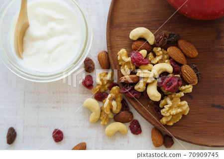 Dried fruits and yoghurt 70909745