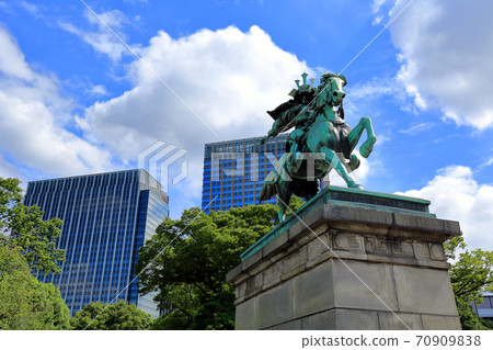 Tokyo walk Kokyogaien statue of Kusunoki Masashige 70909838
