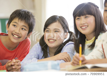 小學生分組學習 70909951