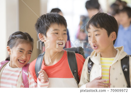 走在走廊的小學學生 70909972