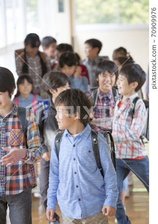 Elementary school students walking in the hallway 70909976