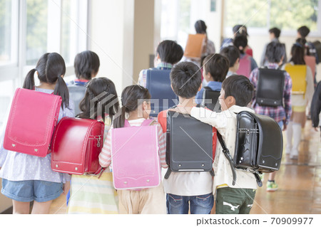 Elementary school students walking in the hallway Elementary school students walking in the hallway 70909977