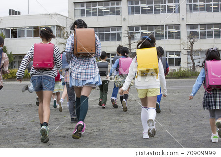 Elementary school student running Elementary school student running 70909999