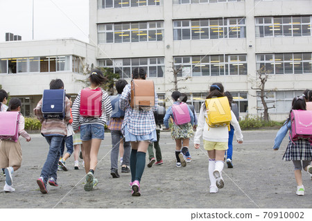 Elementary school student running 70910002