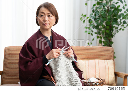 Female knitting Female knitting 70910165