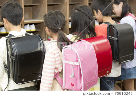Elementary school shoe box 70910245