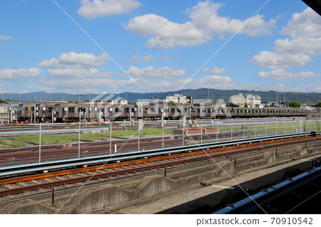 大阪地鐵八重南站站台在八重工車庫中需要3列新的22系列火車。 大阪地鐵八重南站站台在八重工車庫中需要3列新的22系列火車。 70910542