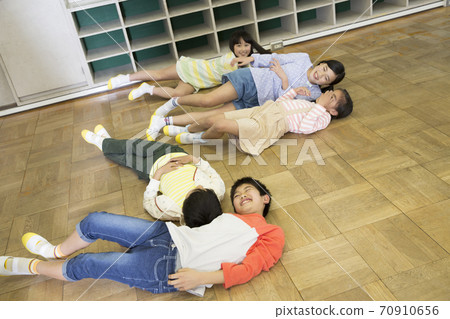 Elementary school students playing in the classroom Elementary school students playing in the classroom 70910656