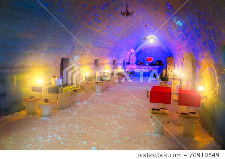 Spectacular ice hotel and bar on the frozen Balea lake 70910849