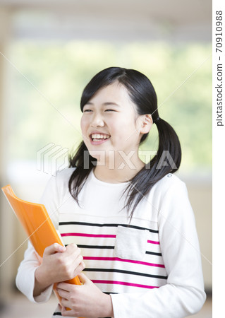 Elementary school student image 70910988