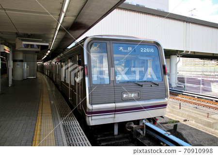 The new 22 series 22616 departs for Dainichi from the platform of Osaka Metro Yaominami Station. Wider platform The new 22 series 22616 departs for Dainichi from the platform of Osaka Metro Yaominami Station. Wider platform 70910998