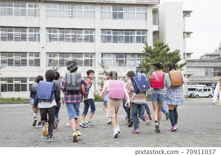 小學生上學 70911037