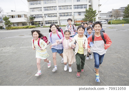 Elementary school student going to school 70911050