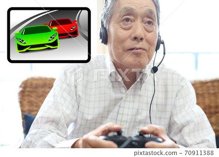 Senior image of playing the game Senior image of playing the game 70911388