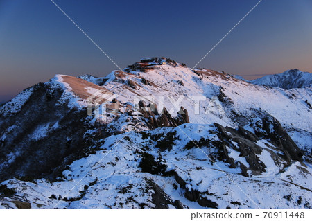 從北阿爾卑斯山Yandake,您可以看到首個積雪覆蓋的表參道銀座路線,在夕陽下閃耀。 從北阿爾卑斯山Yandake,您可以看到首個積雪覆蓋的表參道銀座路線,在夕陽下閃耀。 70911448