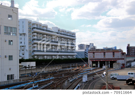 大阪地鐵：從八尾南站外的立交橋俯瞰車庫。 70911664