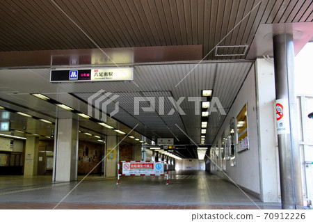 Osaka Metro Tanimachi Line Yaominami Station Concourse Long passage has the role of a pedestrian bridge 70912226
