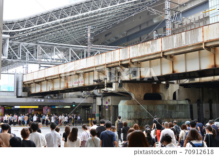 JR Osaka station square pedestrian crossing 70912618