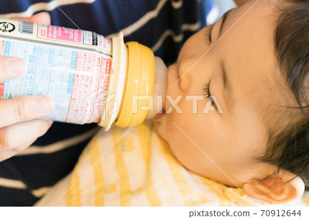 Infants drinking liquid milk cans with attachments Infants drinking liquid milk cans with attachments 70912644