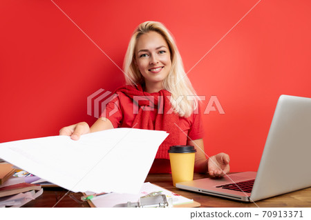 positive boss hold interview at work, give application positive boss hold interview at work, give application 70913371