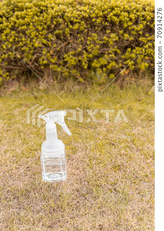 噴灑除草劑 噴灑除草劑 70914276