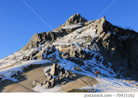 北阿爾卑斯山的第一場降雪,山峰冰凍的山頂。 北阿爾卑斯山的第一場降雪,山峰冰凍的山頂。 70915162