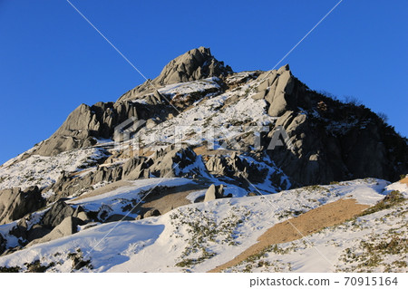 北阿爾卑斯山的第一場降雪,山峰冰凍的山頂。 北阿爾卑斯山的第一場降雪,山峰冰凍的山頂。 70915164