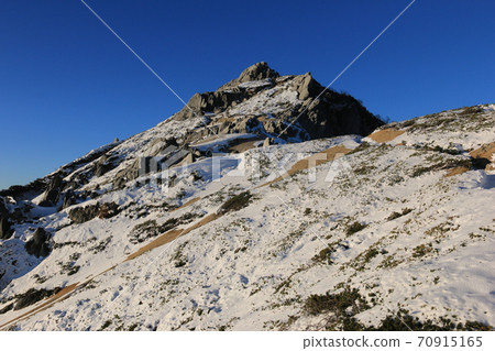 北阿爾卑斯山的第一場降雪,山峰冰凍的山頂。 北阿爾卑斯山的第一場降雪,山峰冰凍的山頂。 70915165
