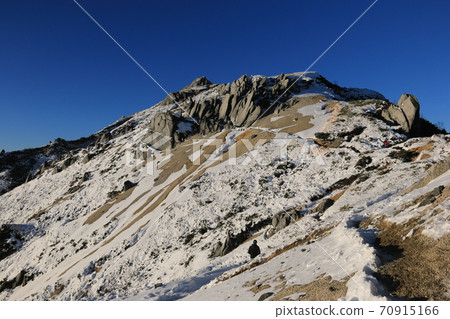 北阿爾卑斯山的第一場降雪，山峰冰凍的山頂。 70915166