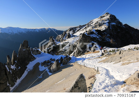 北阿爾卑斯山的第一場降雪,山峰冰凍的山頂。 北阿爾卑斯山的第一場降雪,山峰冰凍的山頂。 70915167