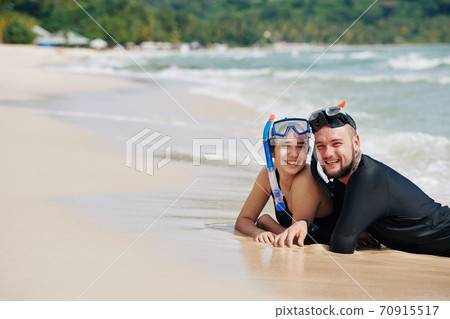 Couple in snorkeling masks 70915517