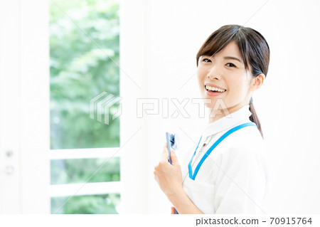 護理員女人[肖像] 70915764