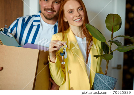 beautiful married couple enter new apartment beautiful married couple enter new apartment 70915829