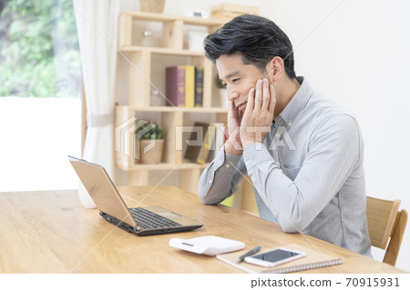 Middle-aged men who feel tired of teleworking Middle-aged men who feel tired of teleworking 70915931