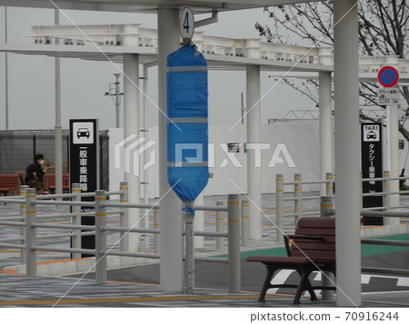 Preparing for bus stop (Keihin Kyuko Bus) Tenkubashi Station Haneda Innovation City Preparing for bus stop (Keihin Kyuko Bus) Tenkubashi Station Haneda Innovation City 70916244