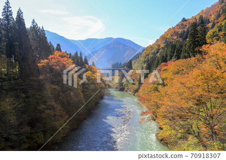 富山縣秋季五ka山正川昭三神橋大橋 富山縣秋季五ka山正川昭三神橋大橋 70918307
