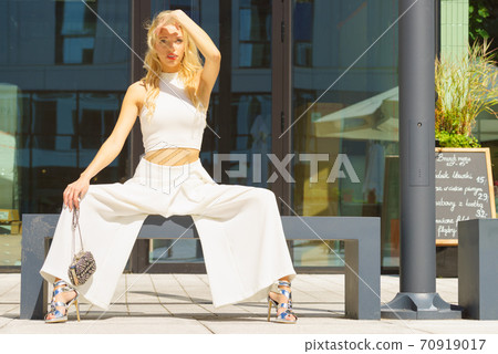 Woman wearing crop top and culottes 70919017