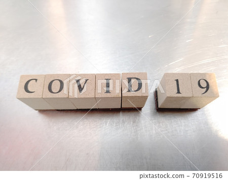 骰子字母在明亮的光線下排列成COVID-19 骰子字母在明亮的光線下排列成COVID-19 70919516