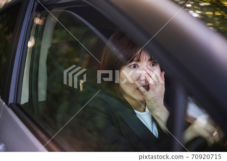 開車時看起來很驚訝的女人 70920715