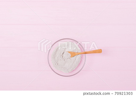 Cosmetic clay powder in glass bowl with wooden spoon 70921303