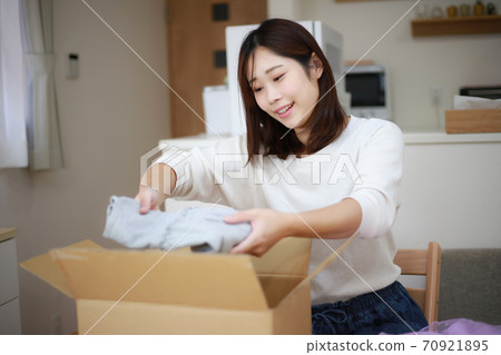女人做包裝工作 女人做包裝工作 70921895