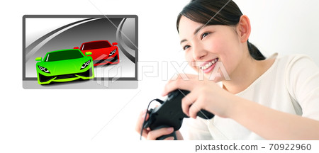 享受賽車遊戲的女人的形象 70922960