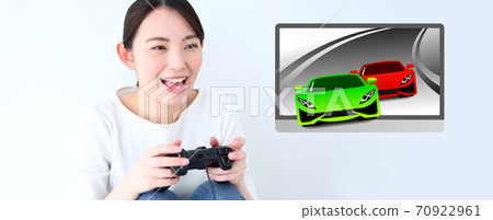 享受賽車遊戲的女人的形象 70922961
