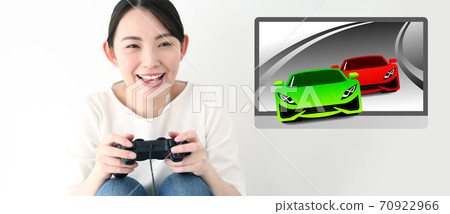 享受賽車遊戲的女人的形象 70922966