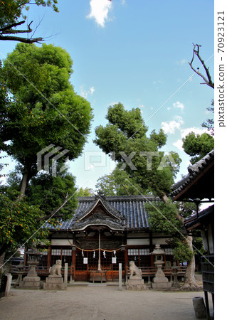 An old shrine found while walking around the city of Kiren Kanmoat, Hirano-ku, Osaka. Shikinai Tatehara Shrine and the sky are photographed extensively. Vertical position An old shrine found while walking around the city of Kiren Kanmoat, Hirano-ku, Osaka. Shikinai Tatehara Shrine and the sky are photographed extensively. Vertical position 70923121